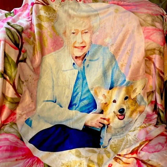 π Queen Elizabeth II art, queen memorial throw, wall art, floral gift, blanket - Picture 6 of 12